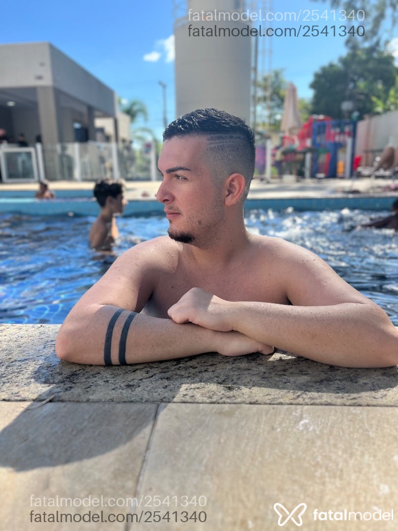 Acompanhante homem com cabelo castanho de olhos castanhos em São Leopoldo Acompanhante homem com cabelo castanho de olhos castanhos em São Leopoldo - Theo Allabrant
