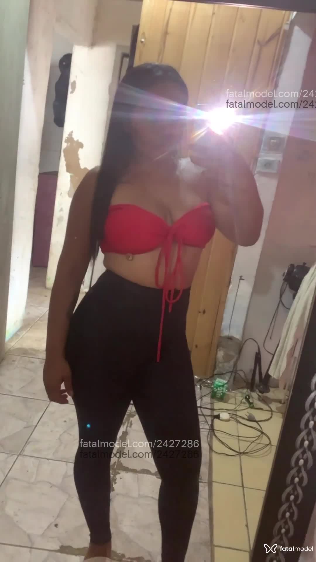 Acompanhante mulher morena (o) de olhos pretos - Morena