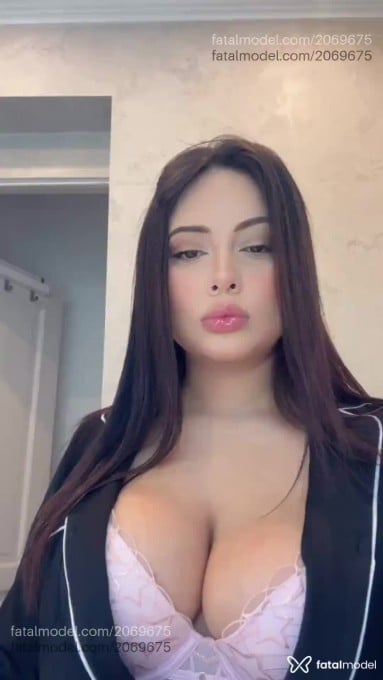 Acompanhante mulher morena (o) de olhos castanhos em Curitiba Acompanhante mulher morena (o) de olhos castanhos em Curitiba - Maya Straube