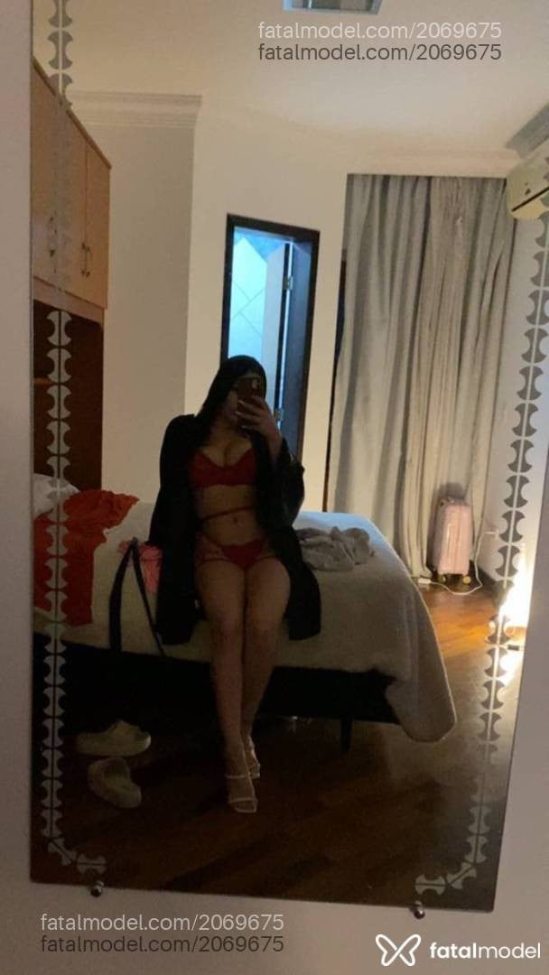 Acompanhante mulher morena (o) de olhos castanhos - Maya Straube
