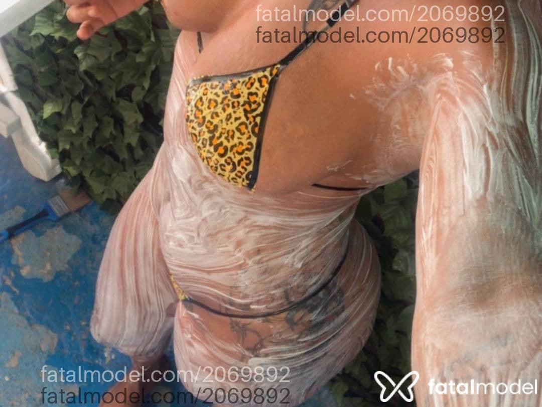 Acompanhante mulher loira (o) de olhos pretos - Rarinha