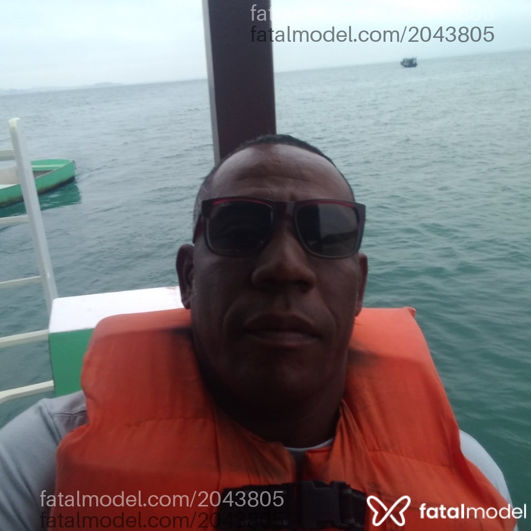 Acompanhante homem morena (o) de olhos castanhos em Macaé - Gilson