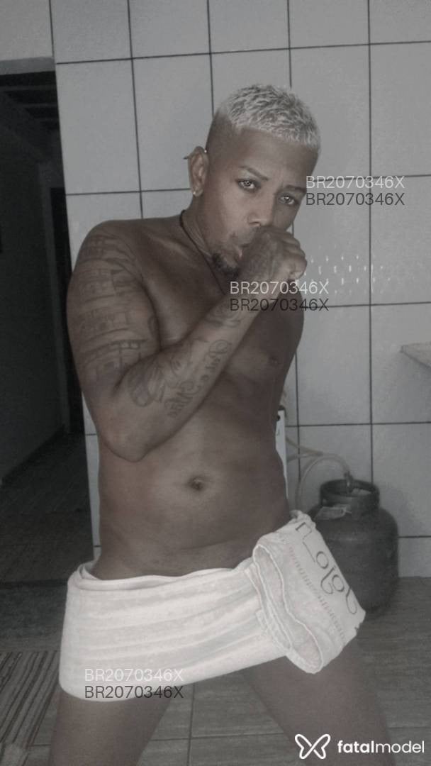 Acompanhante homem com cabelo grisalho de olhos castanhos - Negresco Acompanhante homem com cabelo grisalho de olhos castanhos - Negresco
