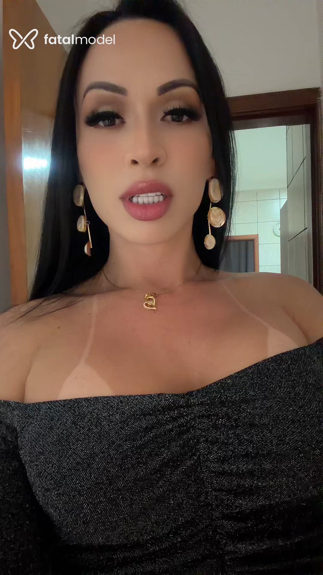 Acompanhante mulher trans com cabelo castanho de olhos castanhos - Amanda Montteiro