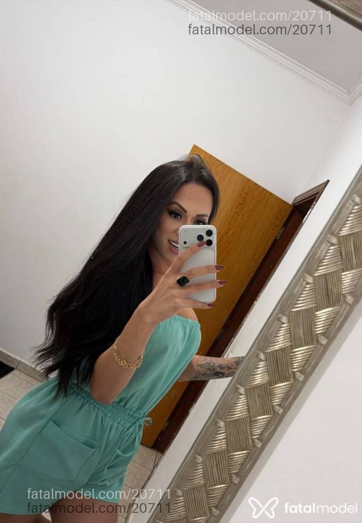 Acompanhante mulher trans com cabelo castanho de olhos castanhos - Amanda Montteiro