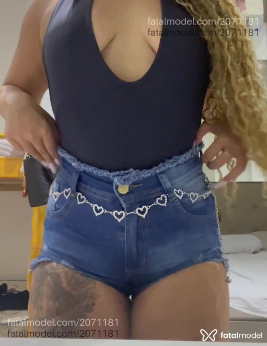 Acompanhante mulher morena (o) de olhos castanhos - Júlia Acompanhante mulher morena (o) de olhos castanhos - Júlia