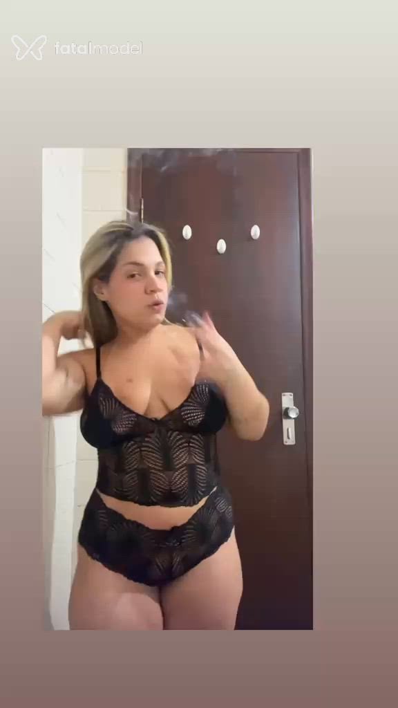Acompanhante mulher loira (o) de olhos pretos - Nycole