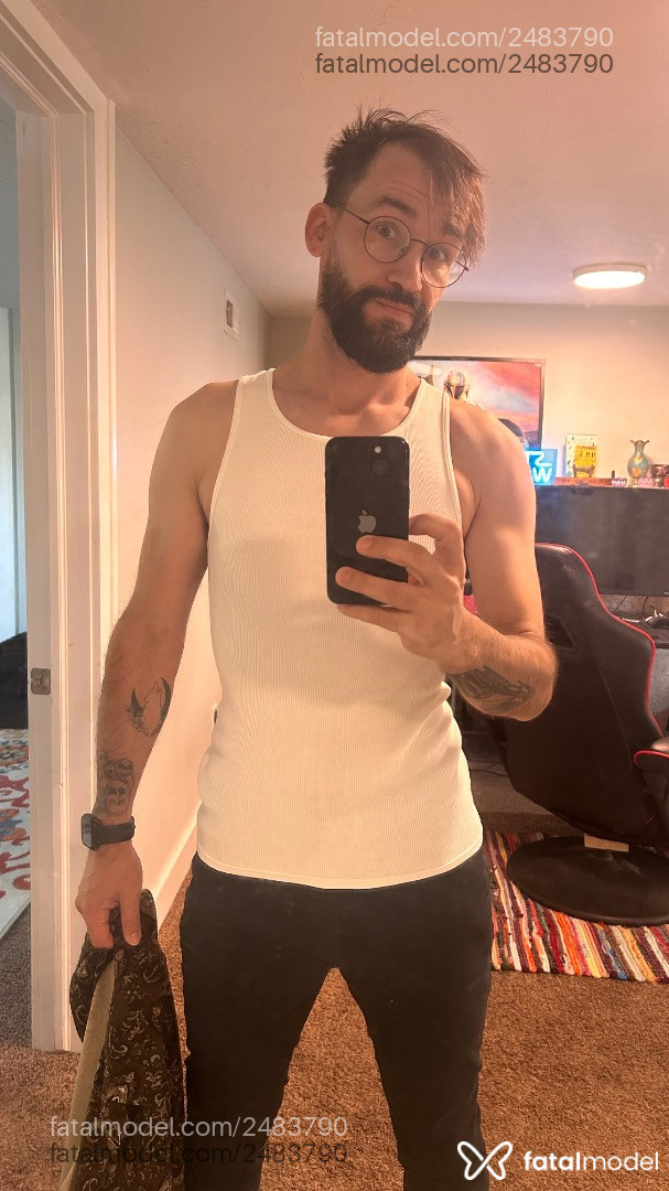 Acompanhante homem com cabelo castanho de olhos castanhos em Virtual - Izzy Reisenberg