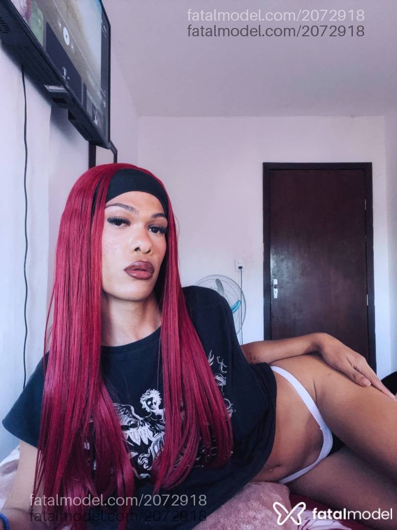 Acompanhante mulher trans ruiva (o) de olhos pretos - Riana