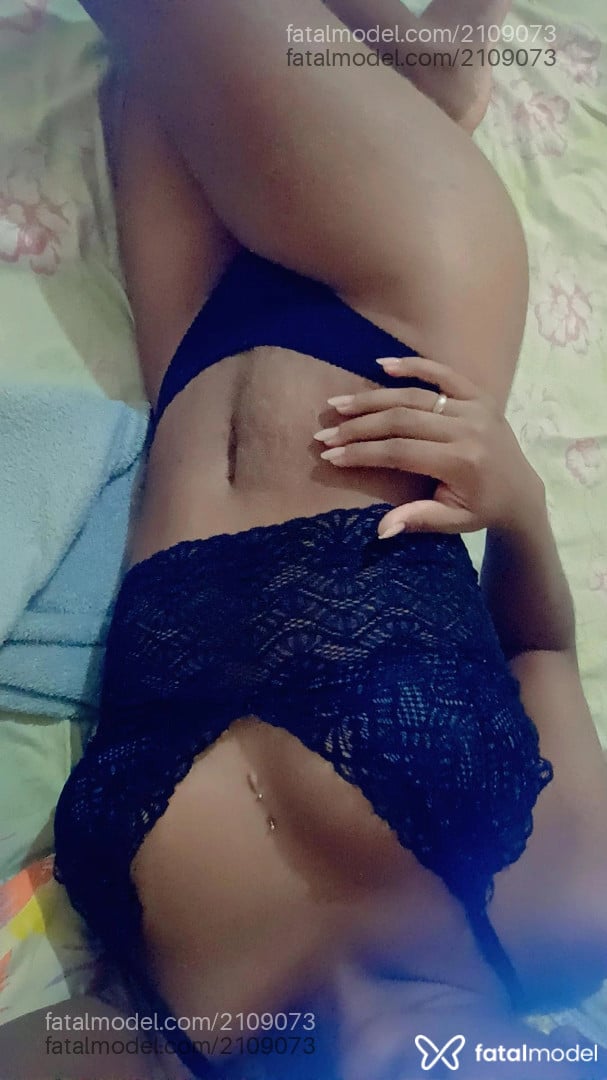 Acompanhante mulher loira (o) de olhos pretos - Maia Acompanhante mulher loira (o) de olhos pretos - Maia