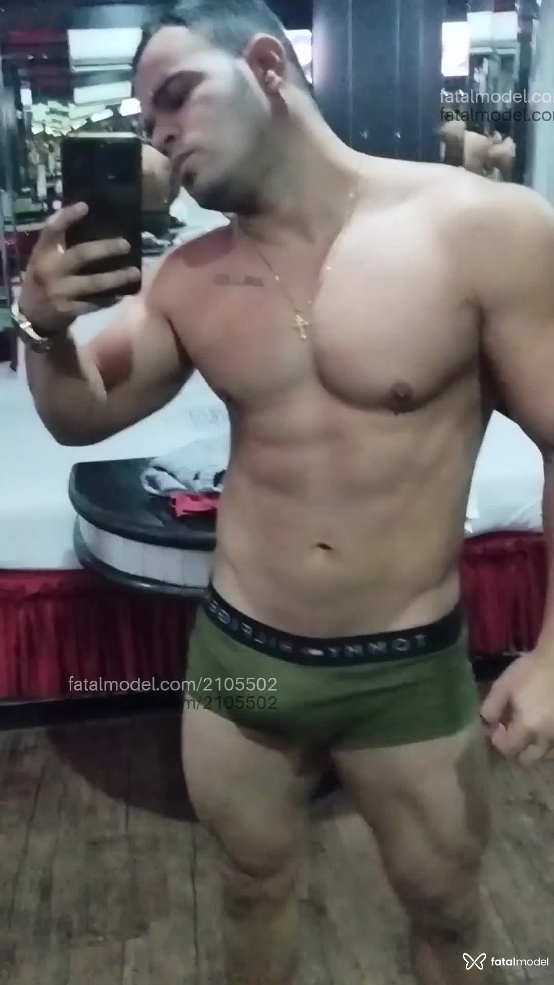 Acompanhante homem com cabelo castanho de olhos castanhos - Cauã