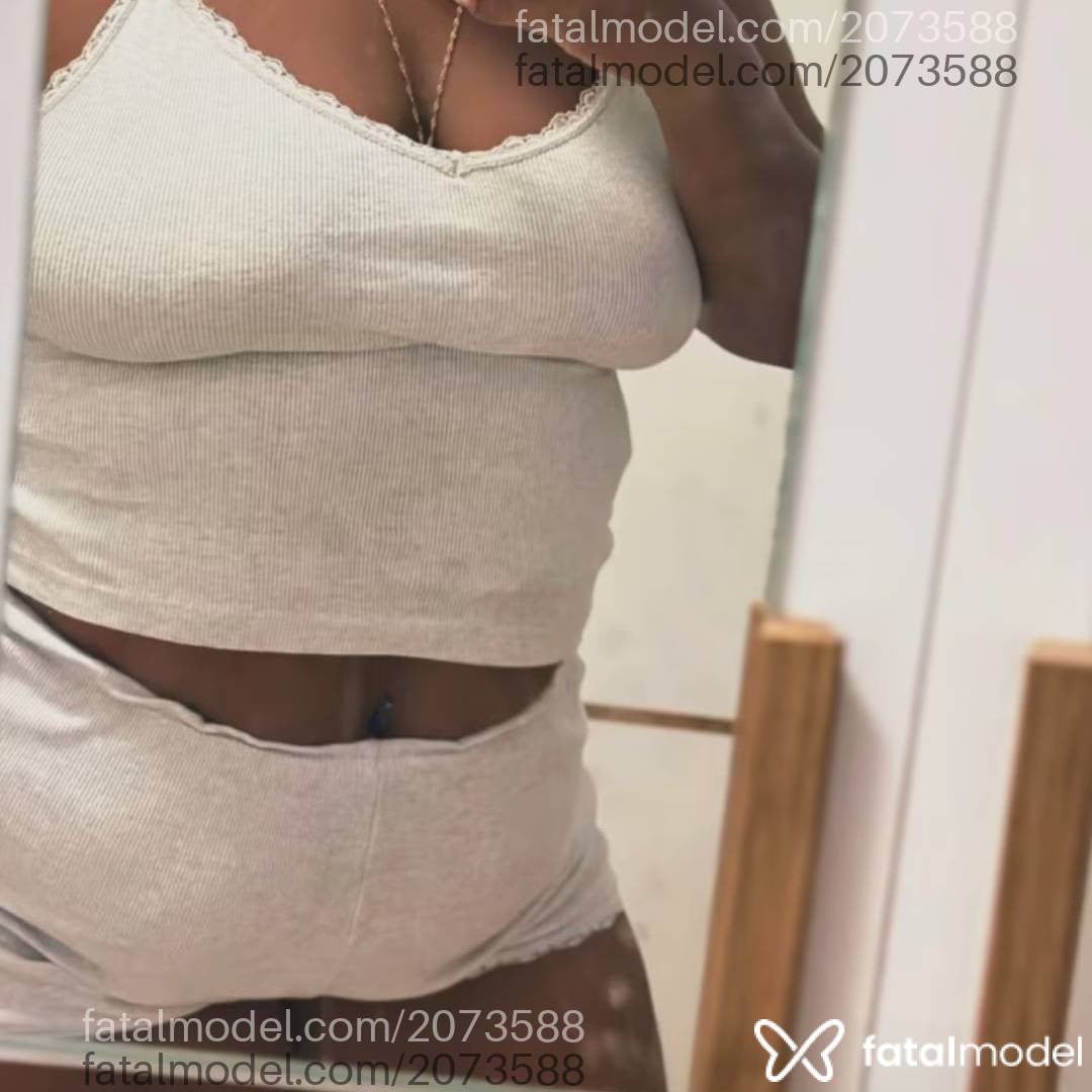 Acompanhante mulher morena (o) de olhos pretos - Ayla