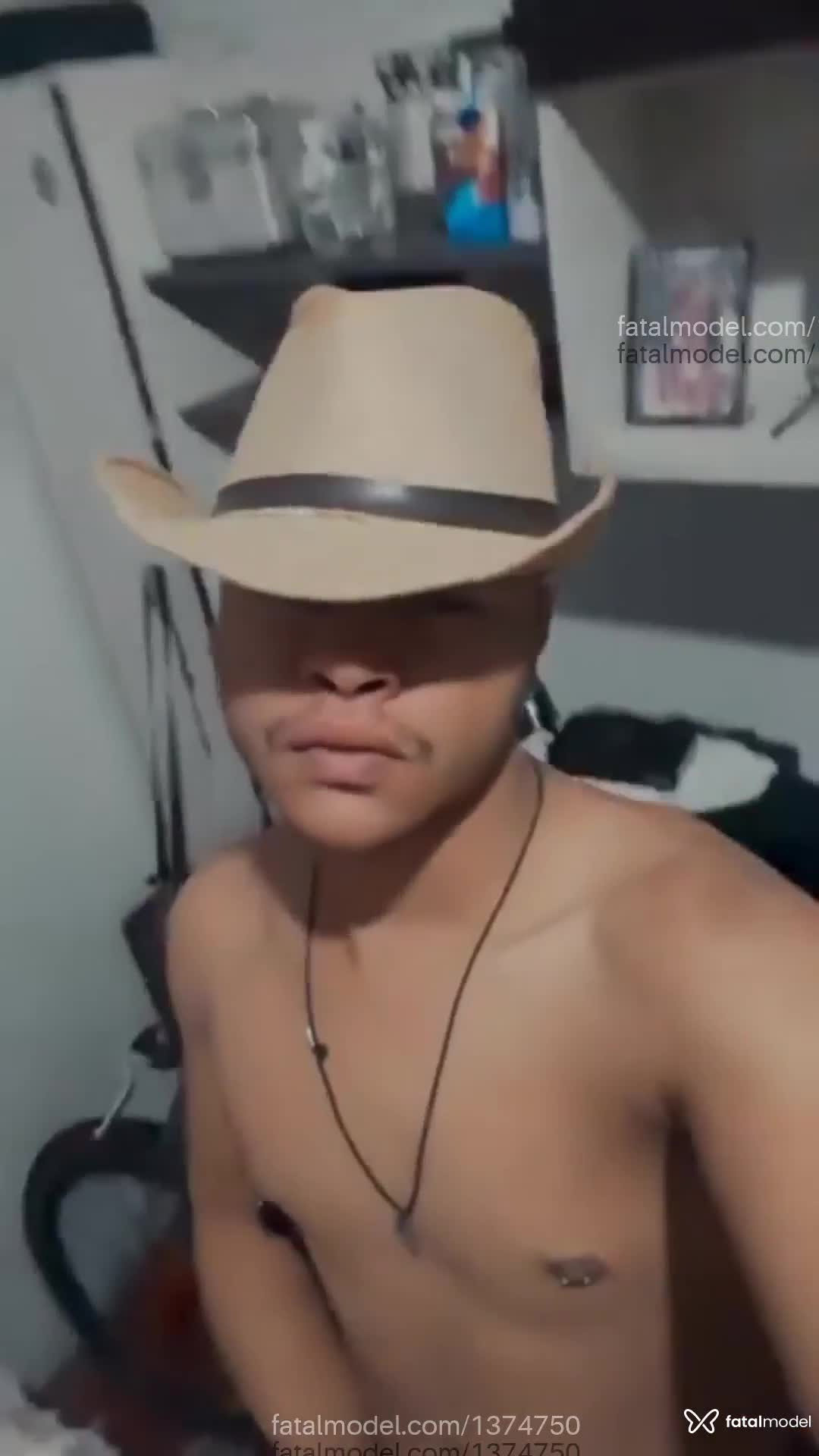 Acompanhante homem com cabelo castanho de olhos castanhos em Maringá - Lipe Baiano