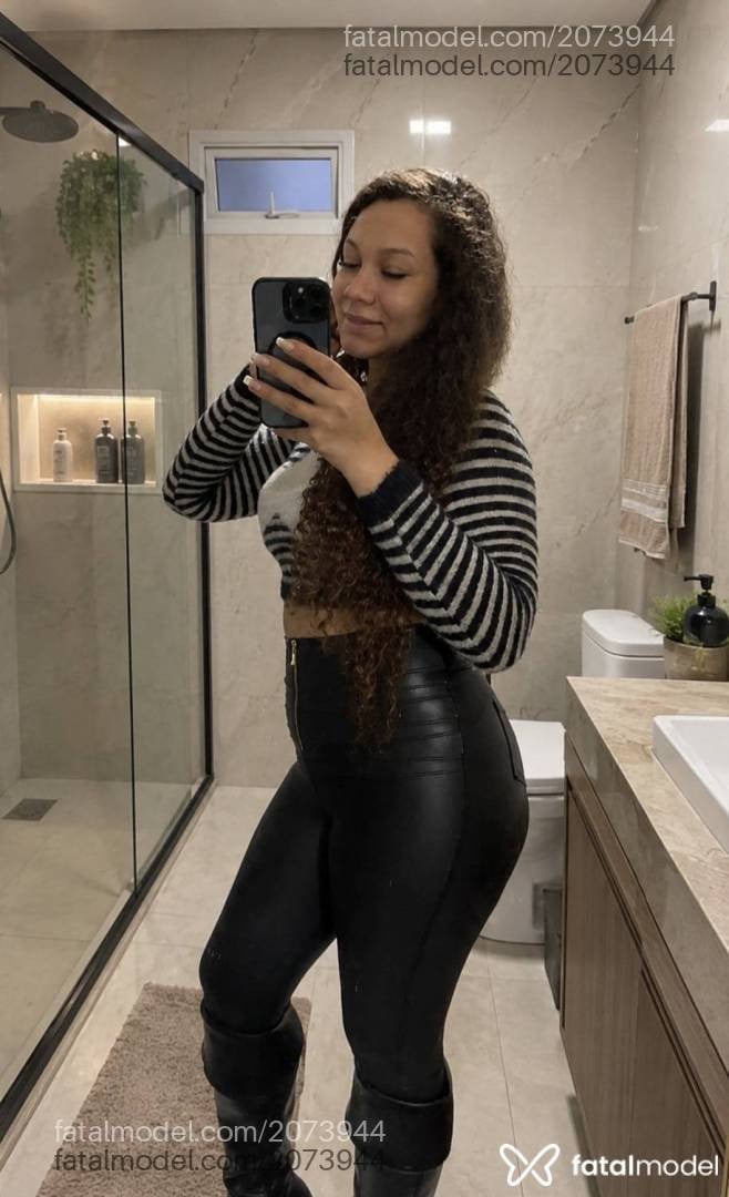 Acompanhante mulher trans com cabelo castanho de olhos mel - Jady Sales
