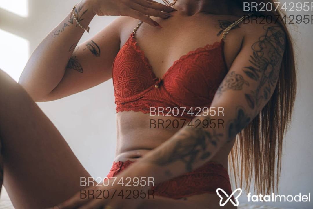 Acompanhante mulher ruiva (o) de olhos verdes em Florianópolis - Elaraposinha