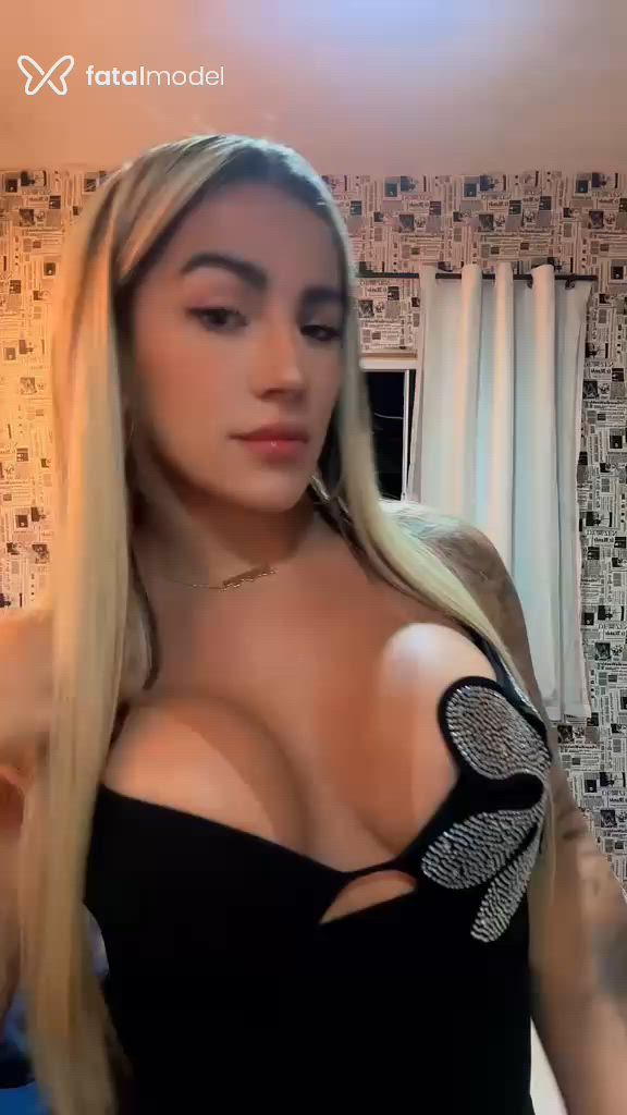 Acompanhante travesti loira (o) de olhos castanhos - Rythyellen