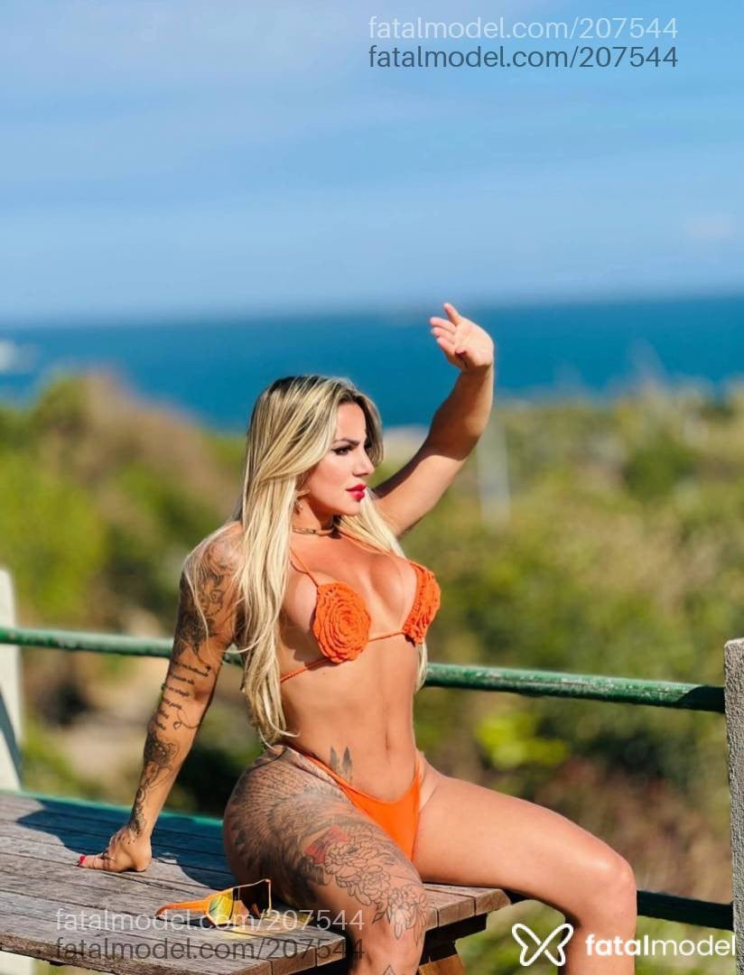 Acompanhante travesti loira (o) de olhos castanhos - Rythyellen