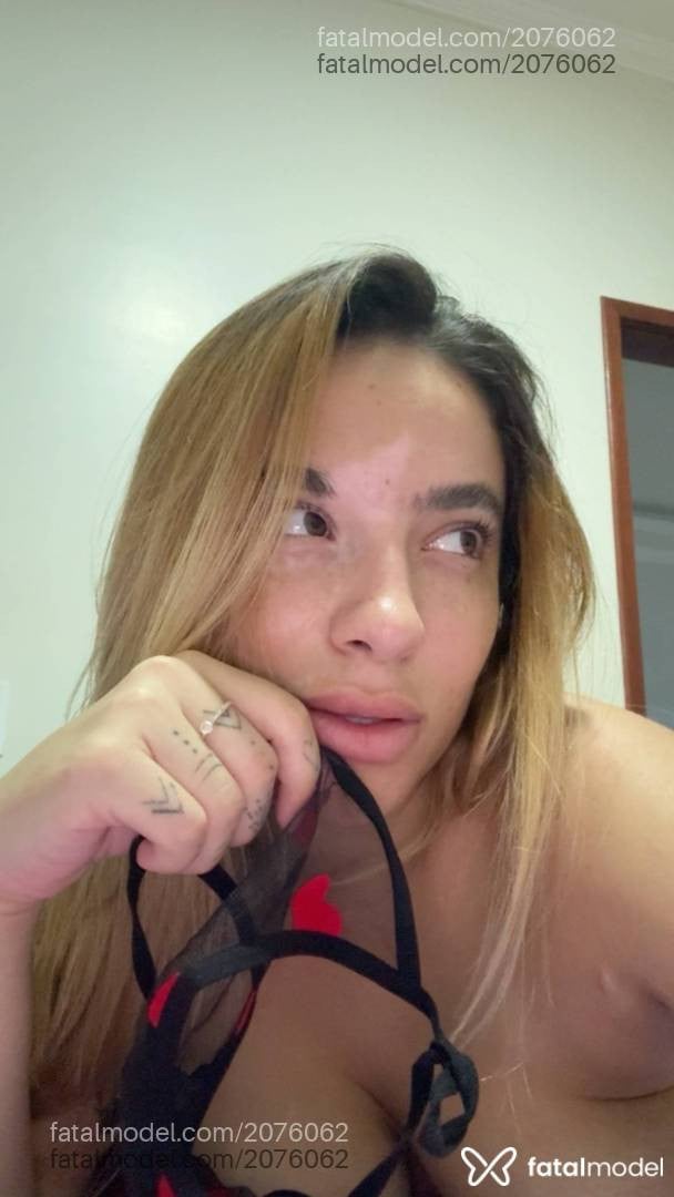 Acompanhante mulher loira (o) de olhos castanhos - Stela Rsa Noir