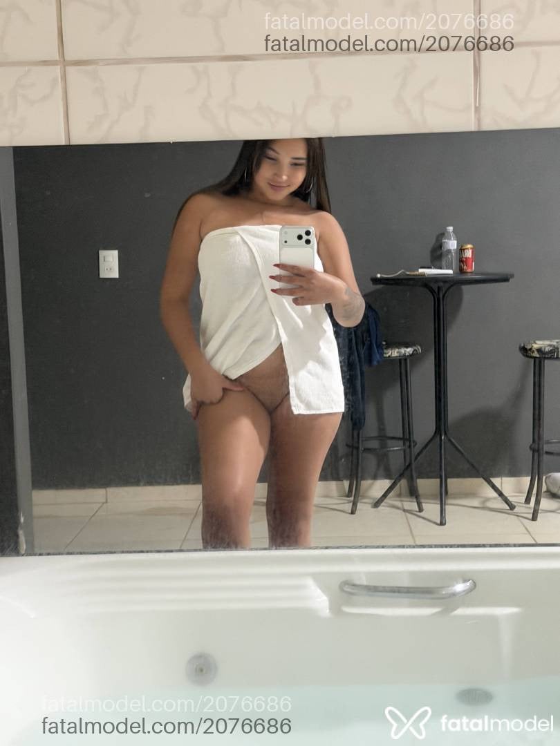 Acompanhante mulher com cabelo castanho de olhos mel - Bia Miranda