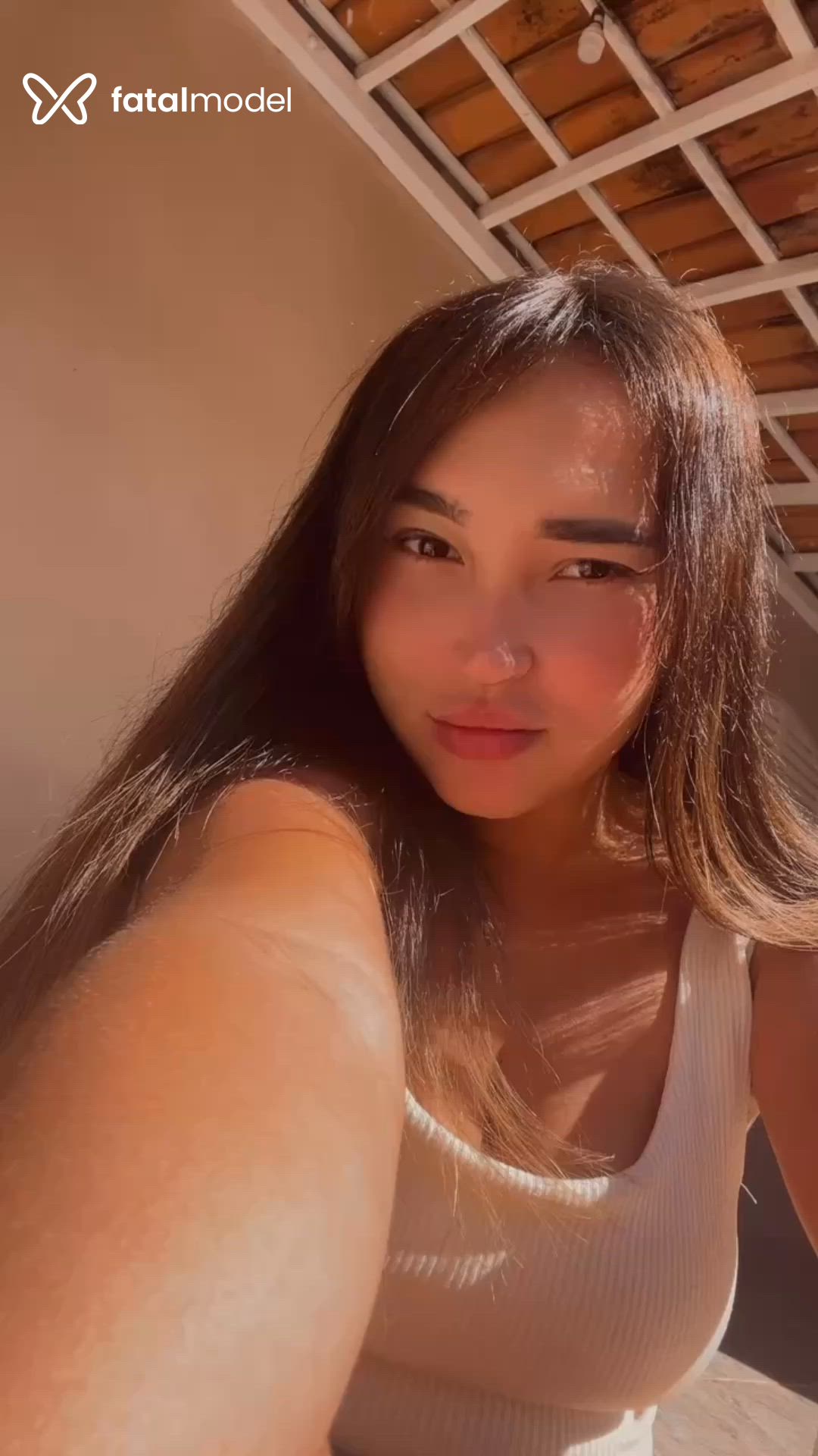 Acompanhante mulher com cabelo castanho de olhos mel - Bia Miranda