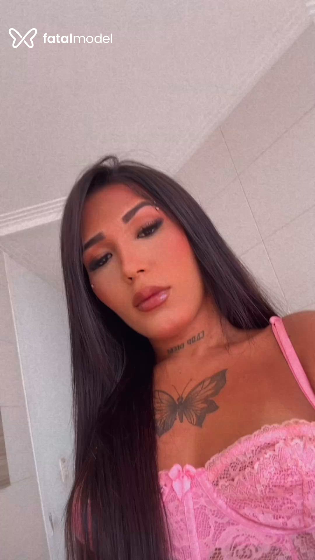 Acompanhante mulher trans morena (o) de olhos pretos - Pottira