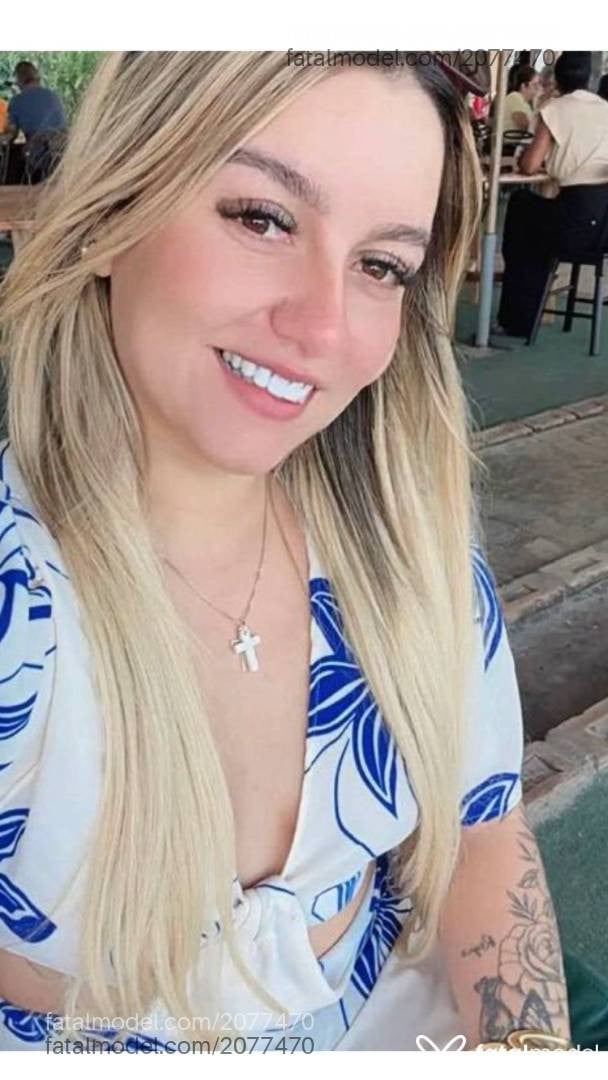Acompanhante mulher loira (o) de olhos castanhos - Emilly Albuquerque