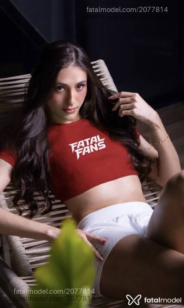 Acompanhante mulher trans com cabelo castanho de olhos castanhos - Elisa Bonucci