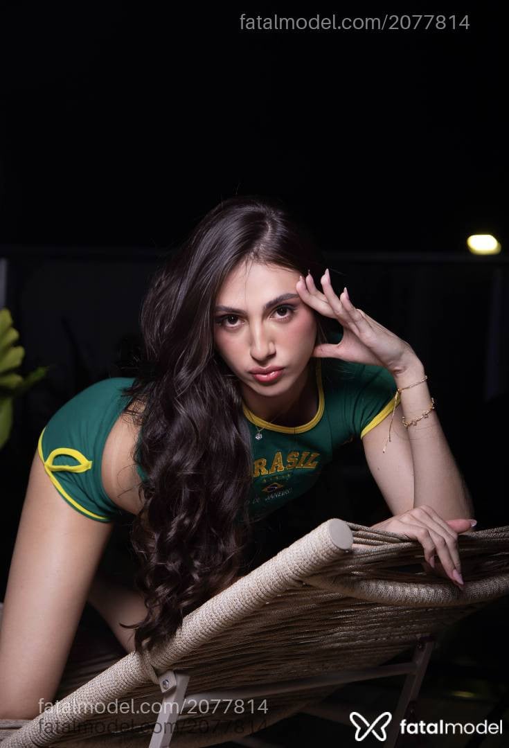 Acompanhante mulher trans com cabelo castanho de olhos castanhos - Elisa Bonucci
