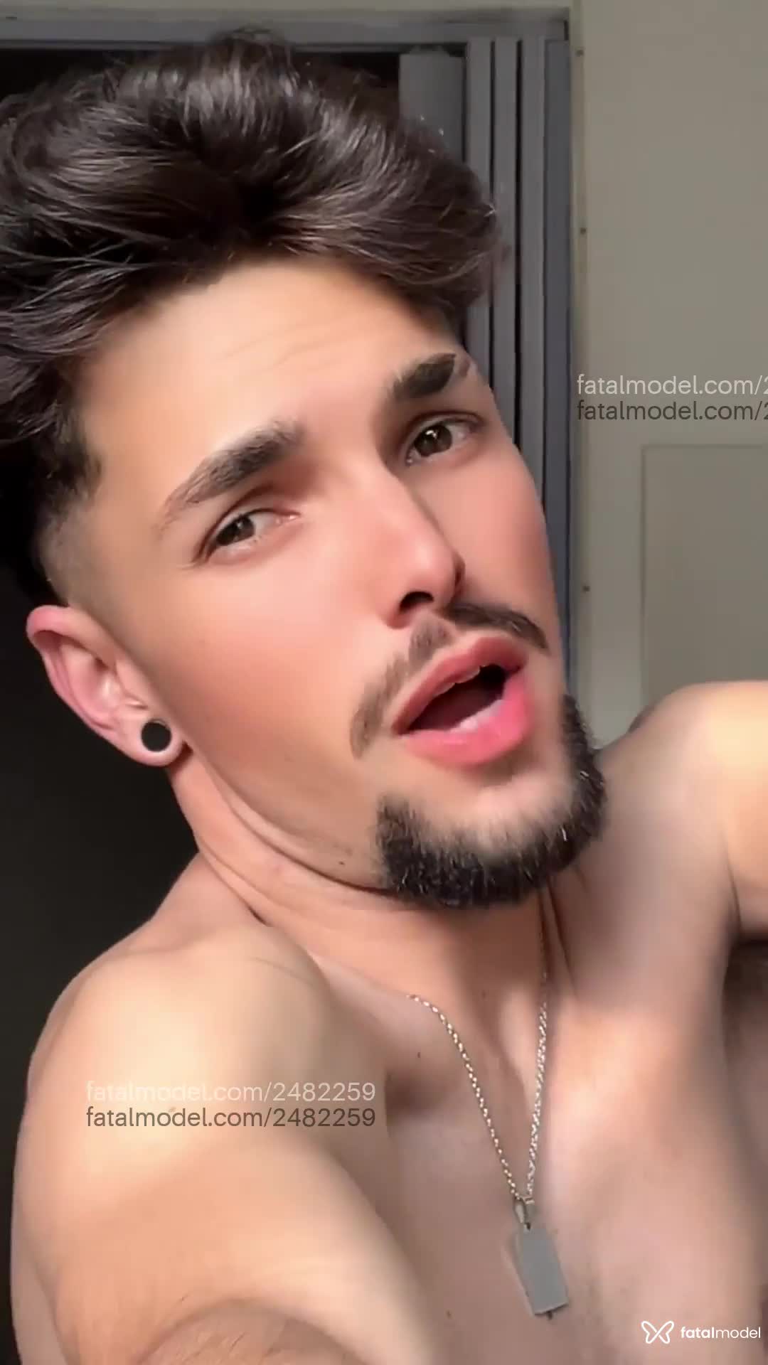 Acompanhante homem com cabelo castanho de olhos castanhos em São Paulo Acompanhante homem com cabelo castanho de olhos castanhos em São Paulo - Vecchi