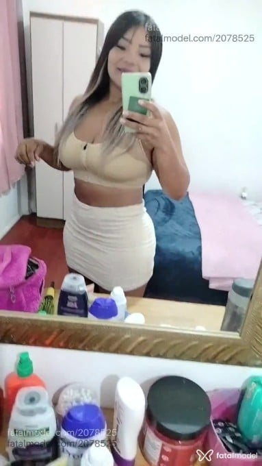 Acompanhante mulher com cabelo colorido de olhos pretos em Araxá Acompanhante mulher com cabelo colorido de olhos pretos em Araxá - Kelly