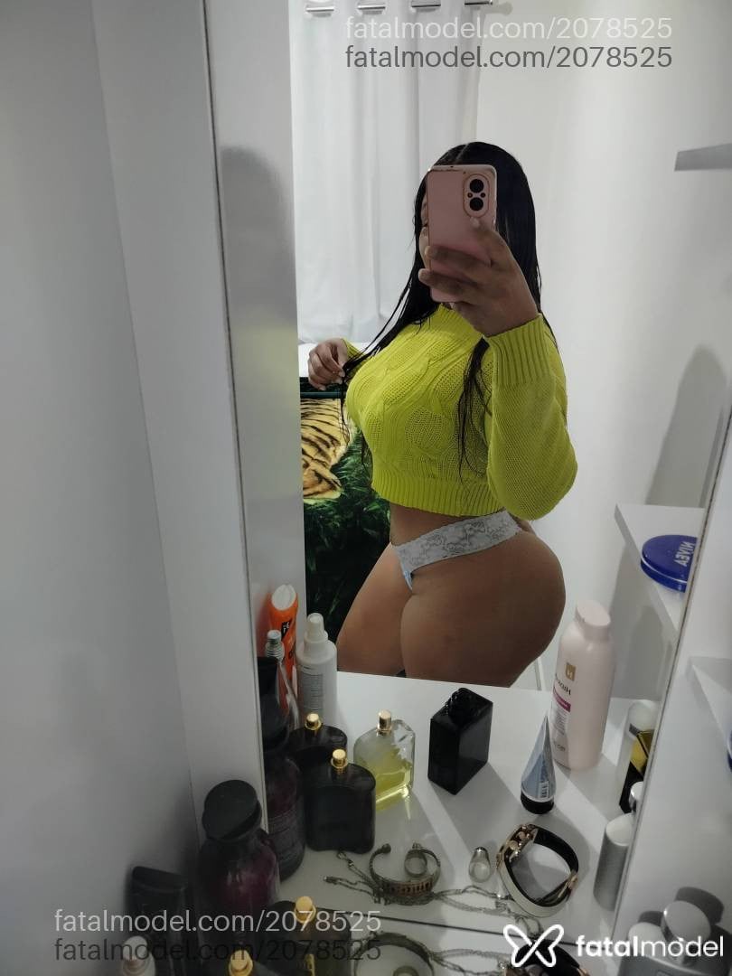 Acompanhante mulher com cabelo colorido de olhos pretos - Kelly