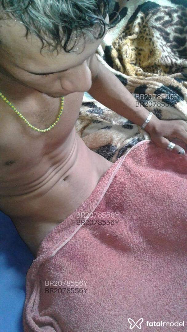 Acompanhante homem com cabelo castanho de olhos pretos - Alexander