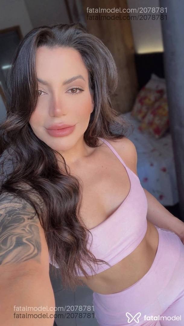 Acompanhante mulher com cabelo castanho de olhos castanhos - Mirella
