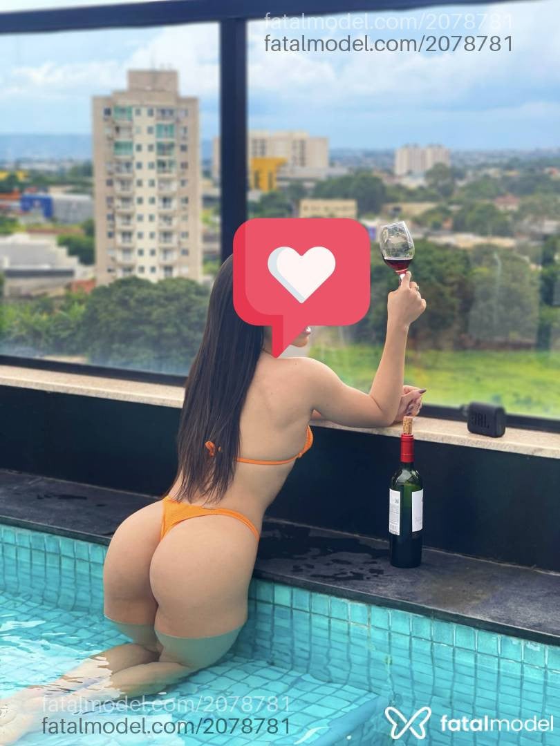 Acompanhante mulher com cabelo castanho de olhos castanhos - Mirella