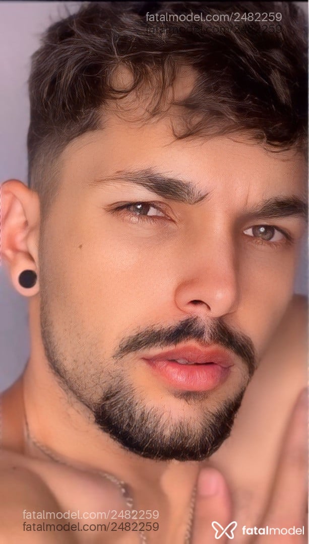 Acompanhante homem com cabelo castanho de olhos castanhos em São Paulo Acompanhante homem com cabelo castanho de olhos castanhos em São Paulo - Vecchi