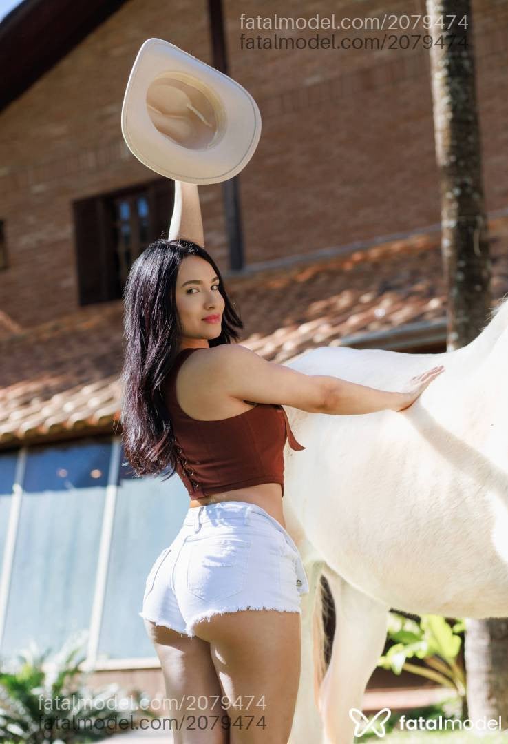 Acompanhante mulher morena (o) de olhos pretos - Sofia