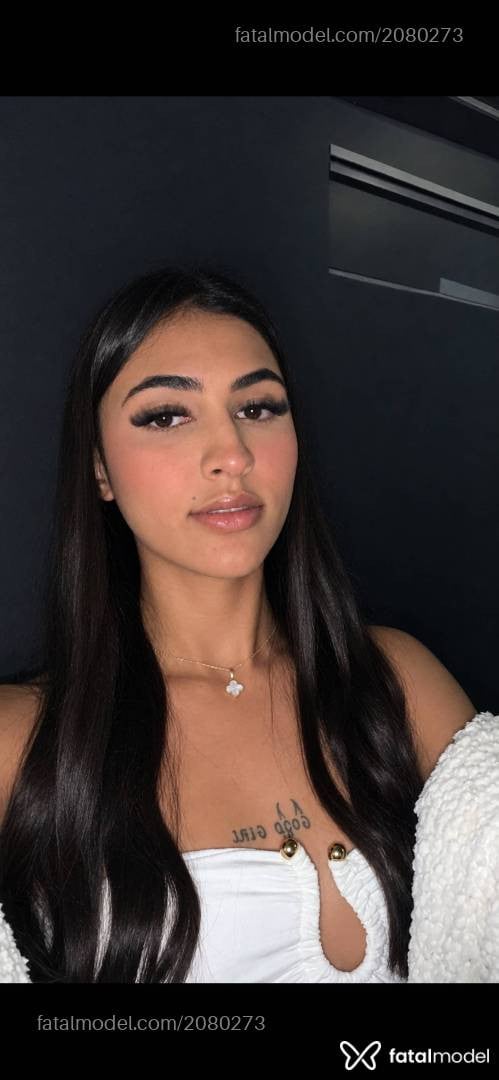 Acompanhante mulher trans com cabelo castanho de olhos castanhos - Vittoria Ceretti