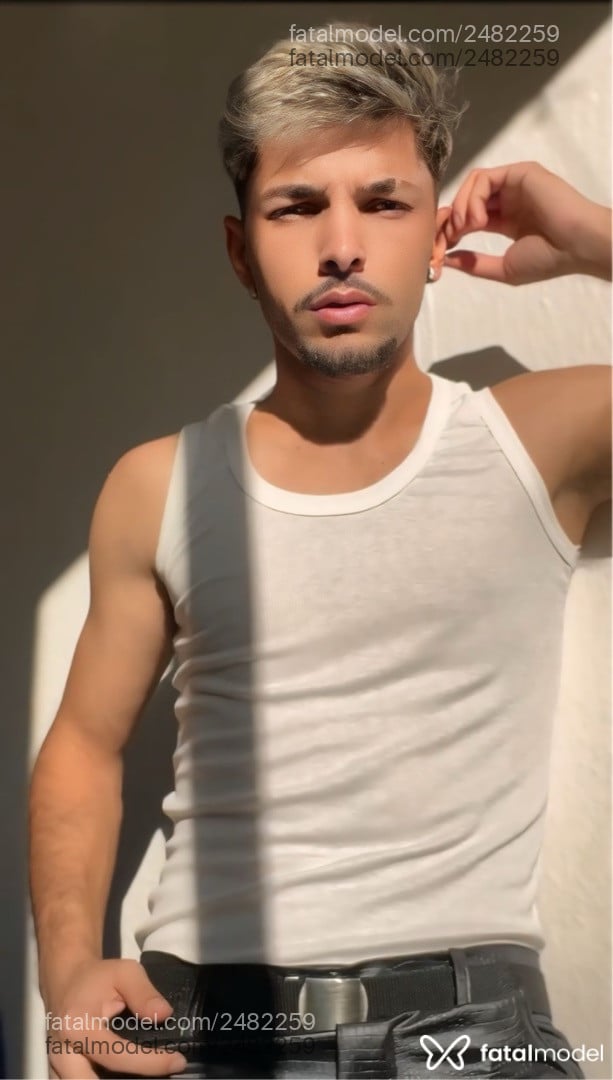 Acompanhante homem com cabelo castanho de olhos castanhos em São Paulo Acompanhante homem com cabelo castanho de olhos castanhos em São Paulo - Vecchi