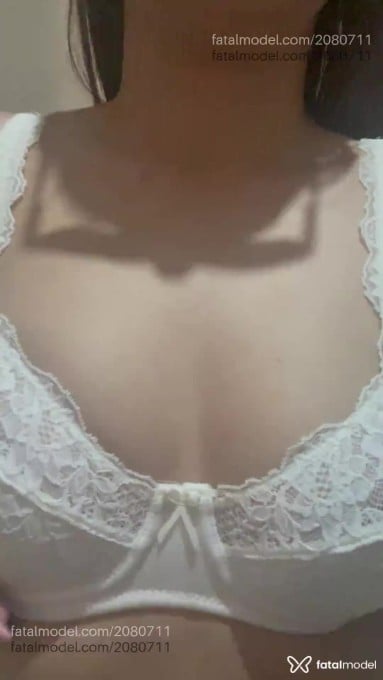 Acompanhante mulher com cabelo castanho de olhos castanhos - Julinha
