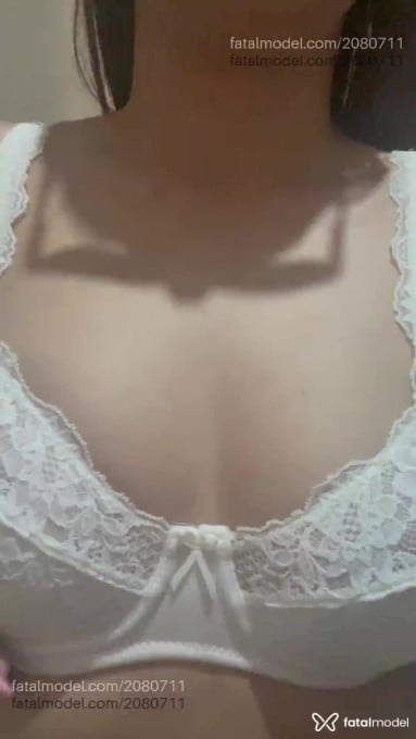 Acompanhante mulher com cabelo castanho de olhos castanhos - Julinha