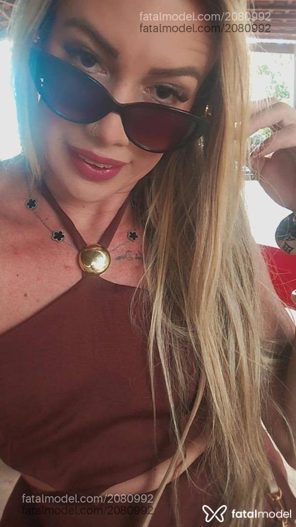 Acompanhante mulher trans loira (o) de olhos verdes - Evellyn Braganunes