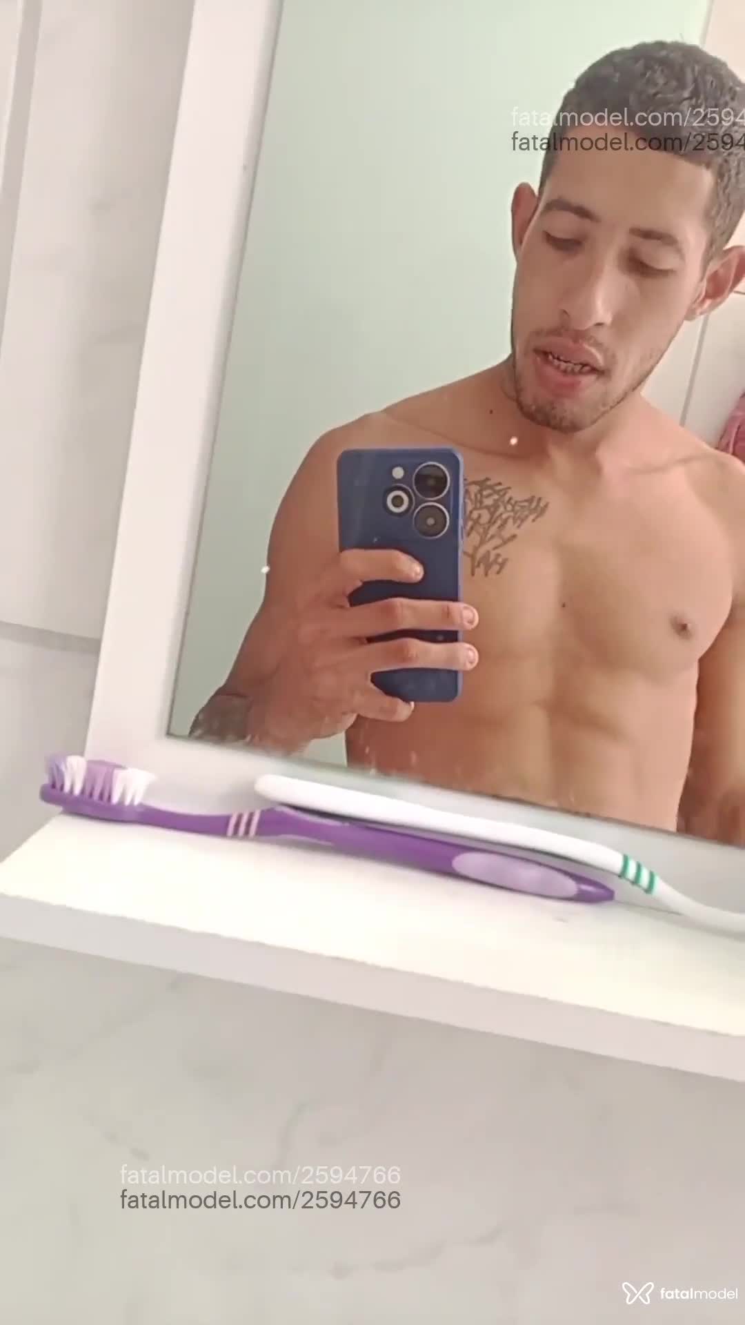Acompanhante homem com cabelo grisalho de olhos pretos em Virtual Acompanhante homem com cabelo grisalho de olhos pretos em Virtual - Nathan