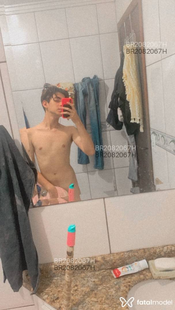 Acompanhante homem com cabelo castanho de olhos castanhos em Virtual - Lipe Kawazoe