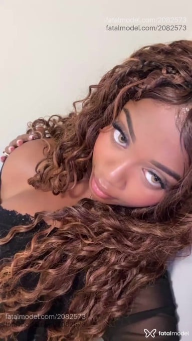 Acompanhante mulher com cabelo castanho de olhos pretos - Larissa Reis Acompanhante mulher com cabelo castanho de olhos pretos - Larissa Reis