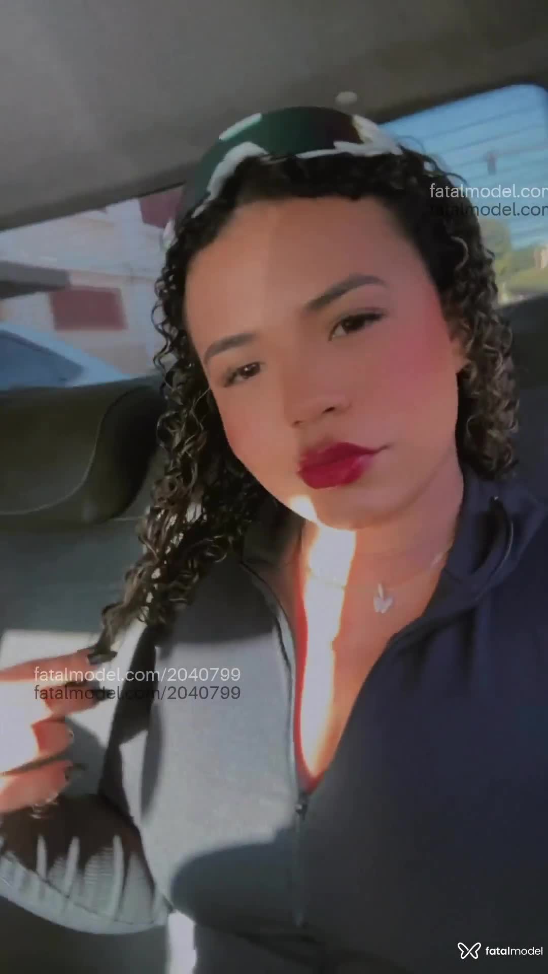 Acompanhante mulher loira (o) de olhos castanhos - Soraya