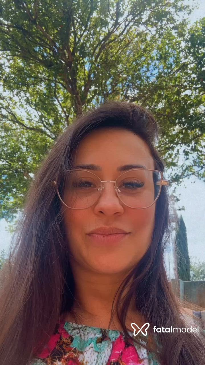 Acompanhante mulher com cabelo castanho de olhos castanhos - Daniele