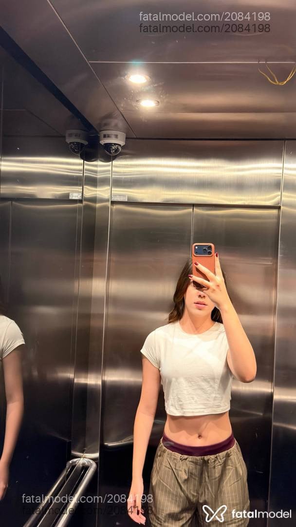 Acompanhante mulher trans com cabelo castanho de olhos pretos - Larissa Morais