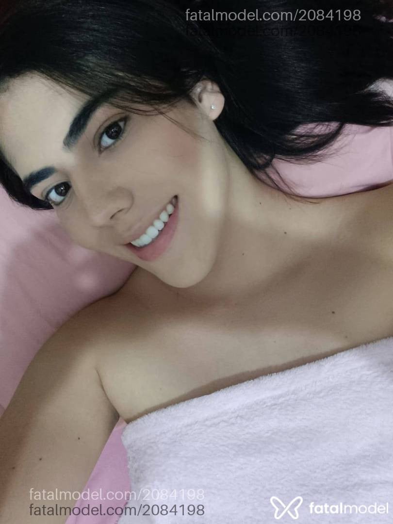 Acompanhante mulher trans com cabelo castanho de olhos pretos em São Paulo - Larissa Morais