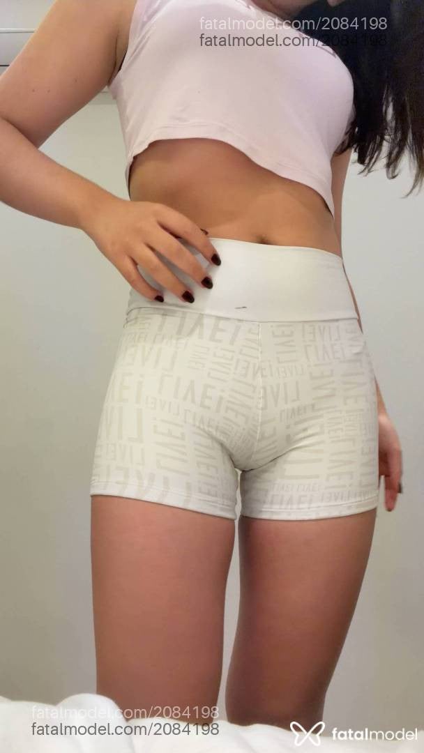 Acompanhante mulher trans com cabelo castanho de olhos pretos - Larissa Morais