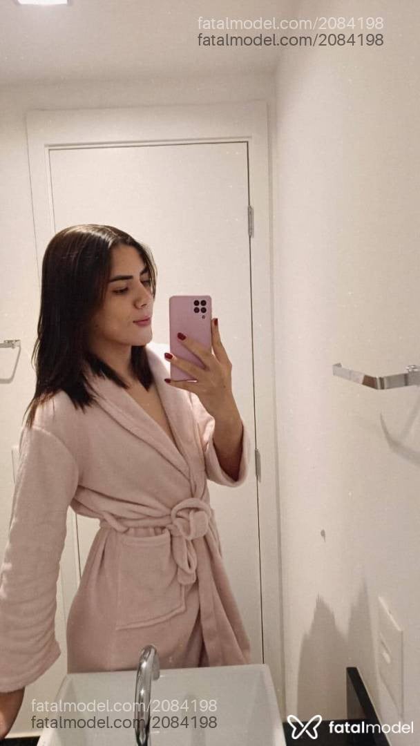 Acompanhante mulher trans com cabelo castanho de olhos pretos em São Paulo - Larissa Morais
